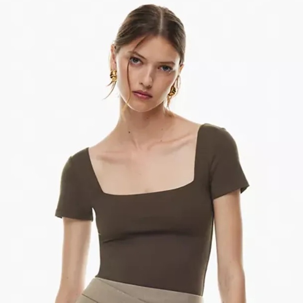 Aritzia - Babatob Contour Squareneck Shortsleeve T Shirt
